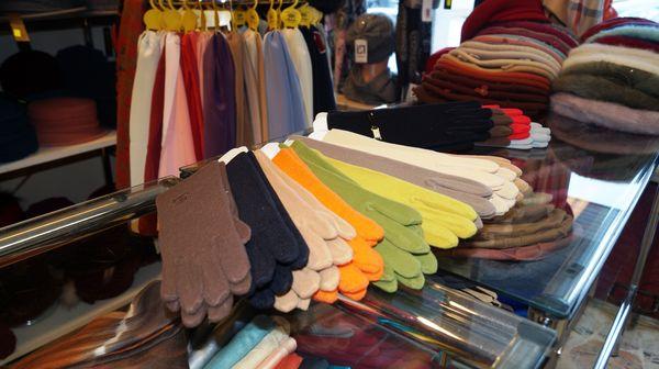 Rękawiczki w różnych kolorach leżące na stole